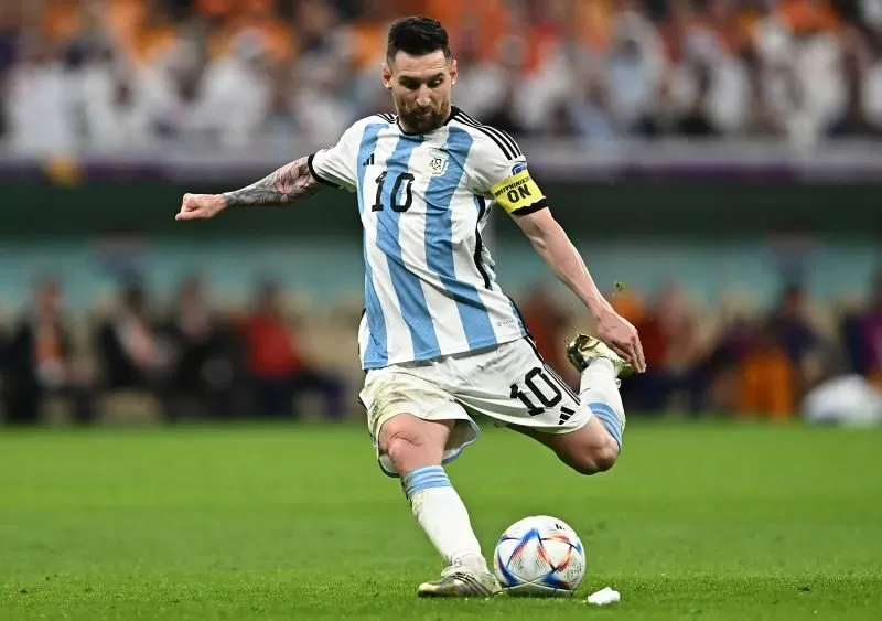 Lionel Messi là tiền đạo cánh phải chuyên nghiệp người Argentina